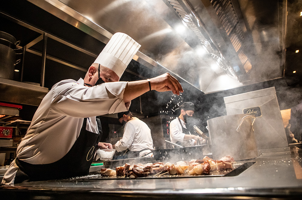 Carles Flinch cuinant al Can Manel