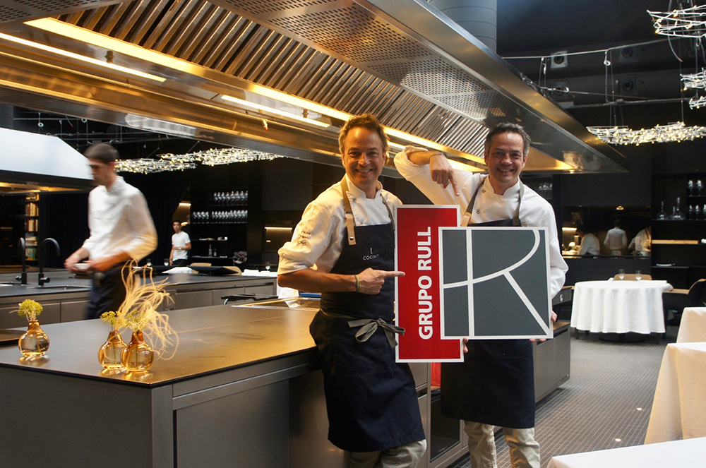 Hermanos torres amb el cartell del grup rull