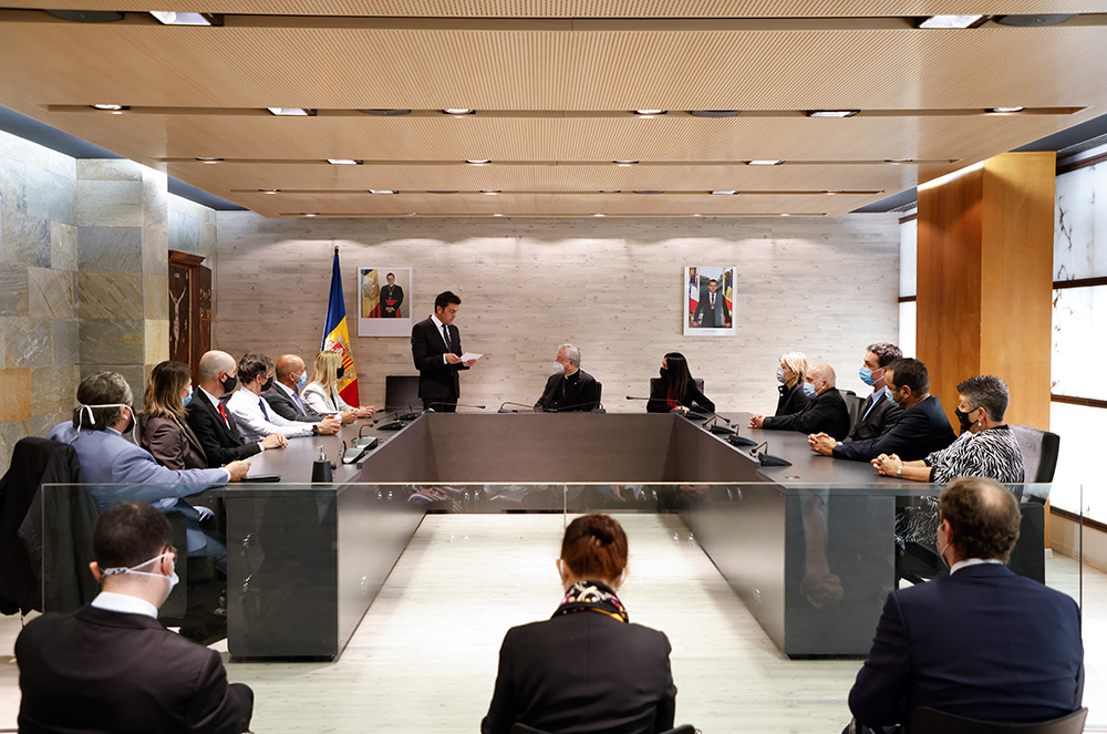Sessió a la sala del consell del comú d'Ordino