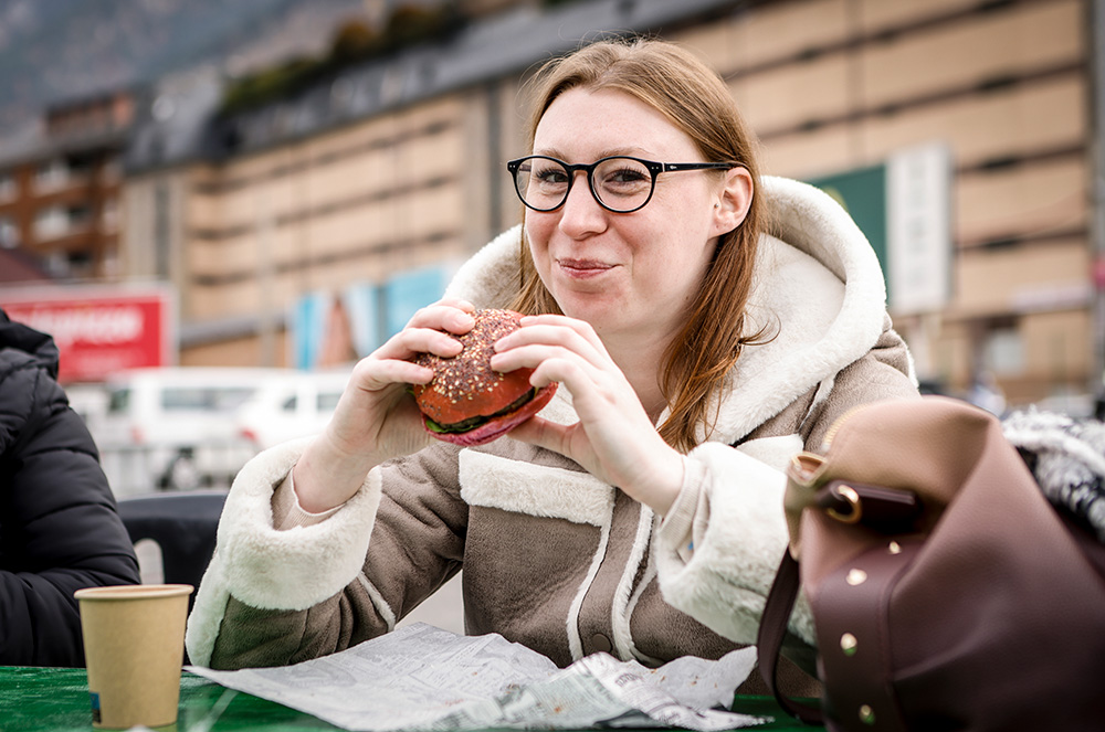Noia menjant una burger d'And-Xic-Menu