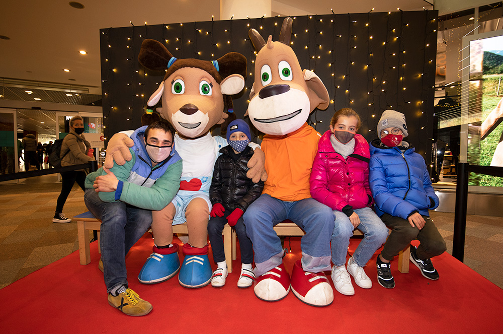 Nens amb el clup piolets a centre comercial Illa Carlemany