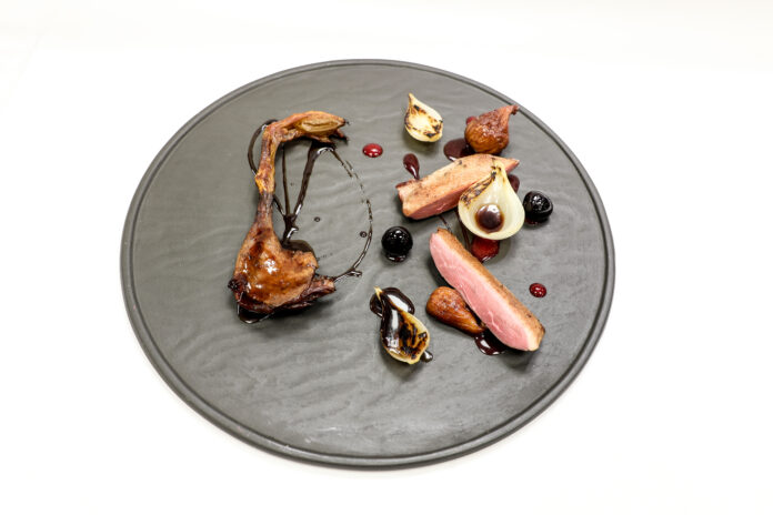Ànec salvatge de coll verd, remolatxa i fruits d'hivern del restaurant Kökosnøt