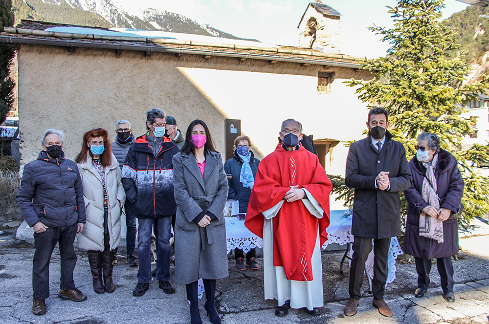 Autoritats d'Ordino amb Mossèn Ramon Sàrries a la missa de Sant Sebastià