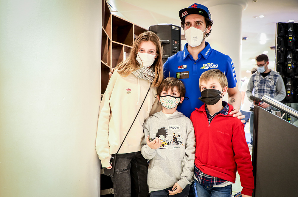 Àlex Rins i els seus fans a Pyrénées Andorra