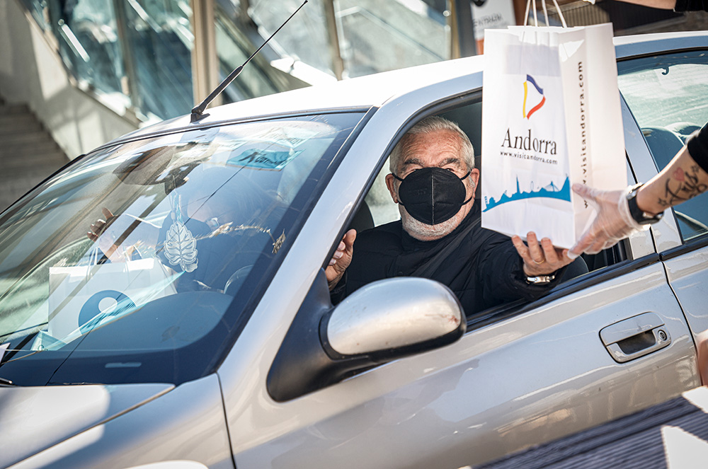 Veí recollint l'escudella de Sant Antoni a Canillo