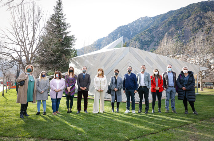autoritats davant del nou centre d'art d'andorra la vella