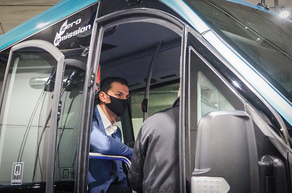 Jordi Gallardo al microbús elèctric eUrban