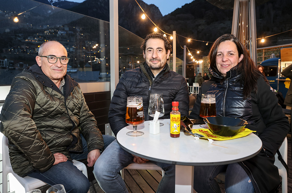 Persones gaudint a la terrassa de The Rooftop Van