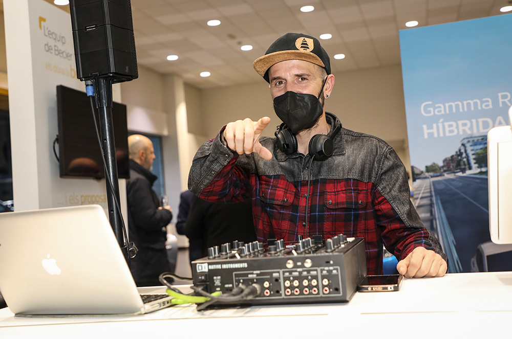 DJ amb musica en directe