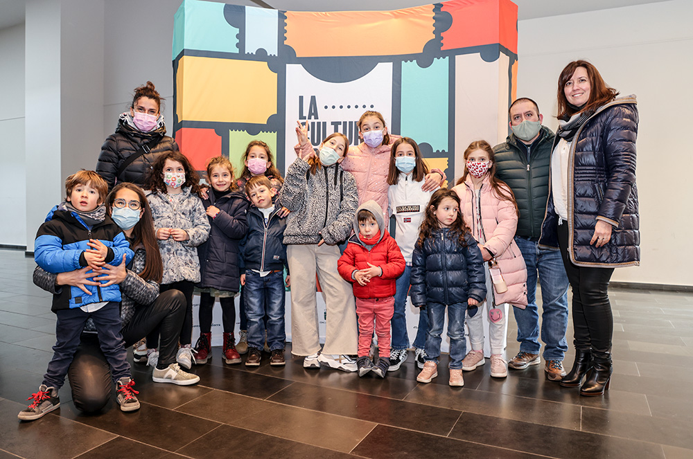 Famílies a l'espectacle 'Cuques'