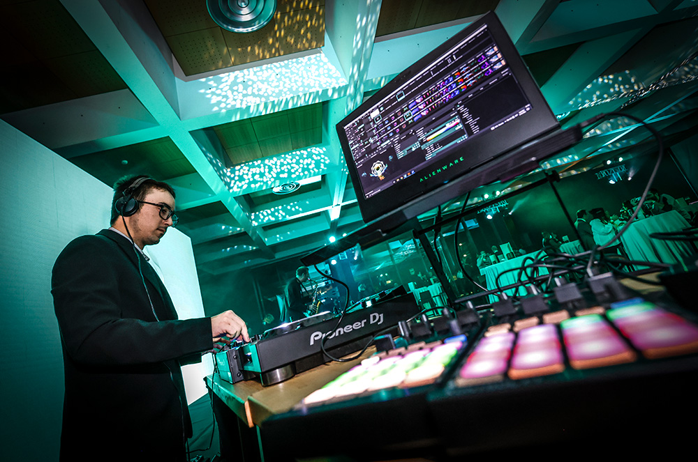 DJ John Holt a la presentació del nou IQOS ILUMA