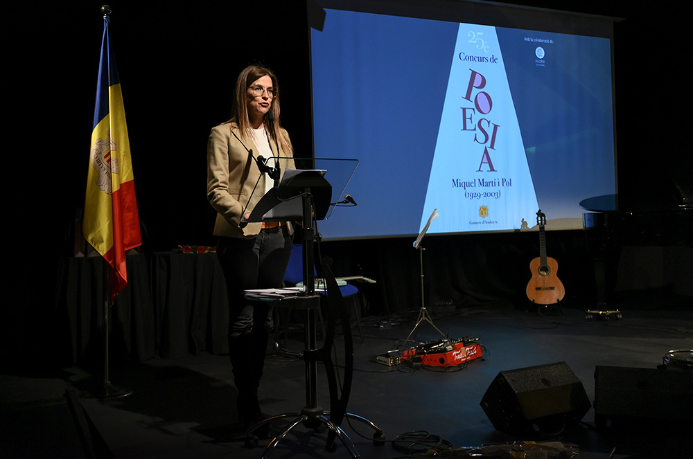 Ministra Sílvia Riva al concurs de poesia