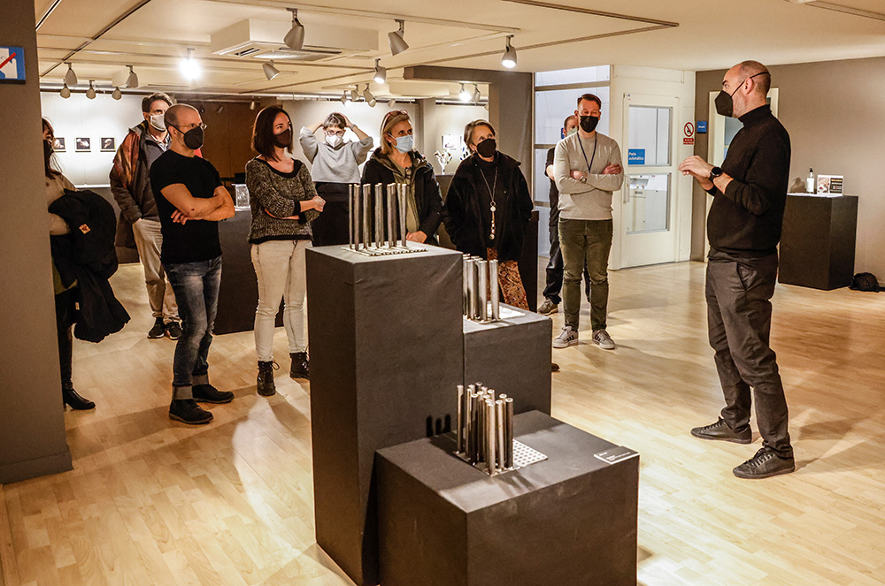 visita guiada per l'exposició 22x22 la magnitud del petit format