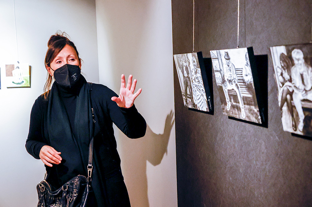 visita guiada per l'exposició 22x22 la magnitud del petit format