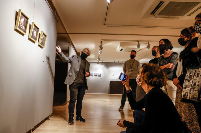 visita guiada per l'exposició 22x22 la magnitud del petit format
