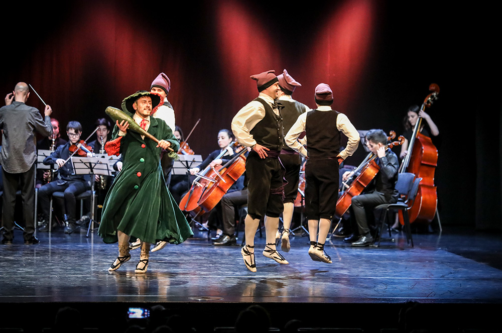 Esbart Dansaire al concert homenatge al mestre roure