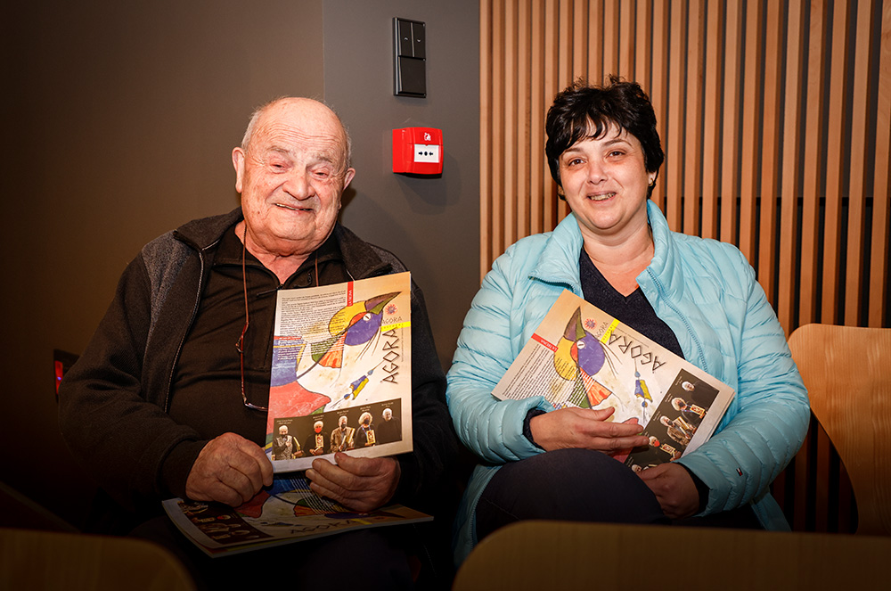 Mossèn Ramon amb la revista Agora Cultural