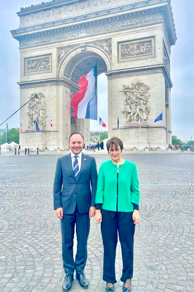 Roser Suñé i Xavier Espot a l'Arc del Triomf