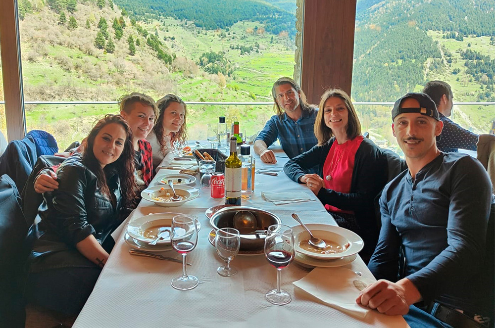 Amaia amb els seus amics a Os de Civís