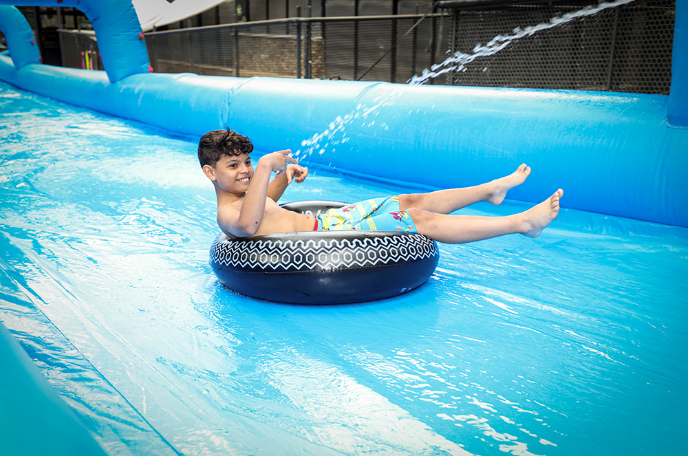 Nens jugant a la Festa del Poble