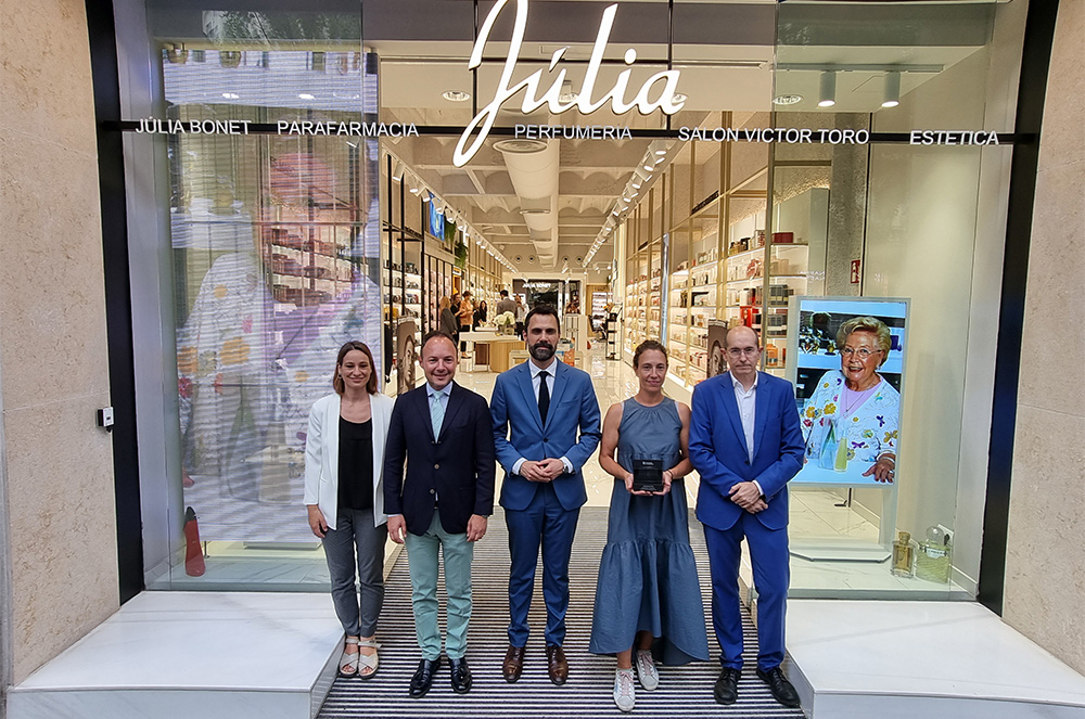 Autoritats a la perfumeria Júlia de Barcelona