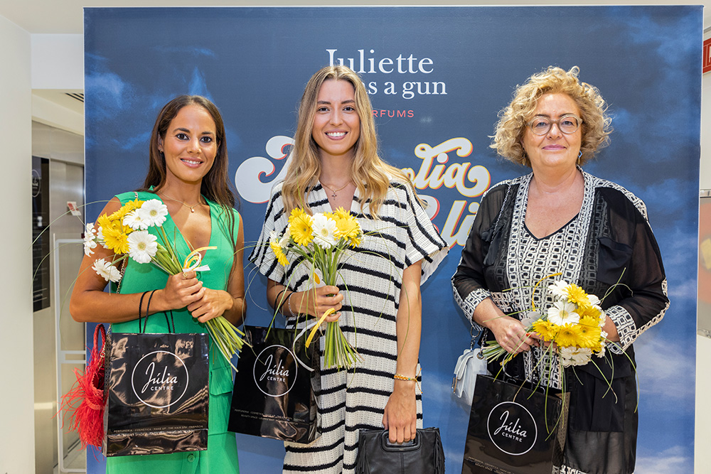 Juliette has a gun a centre julia