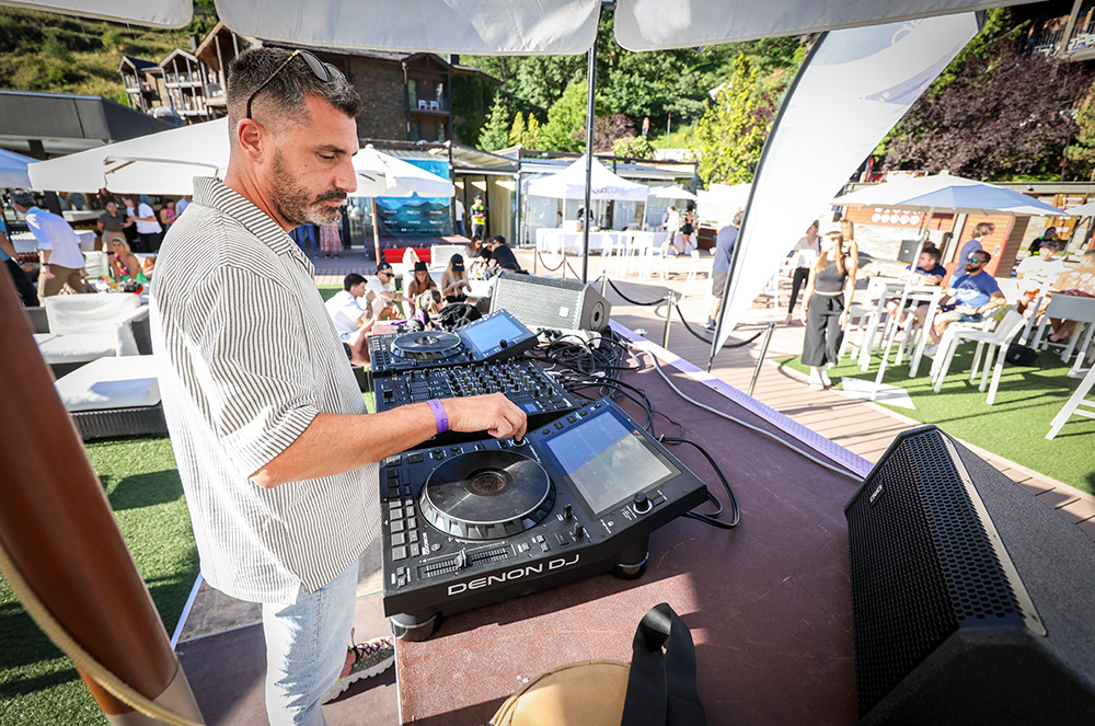 DJ a les pool parties