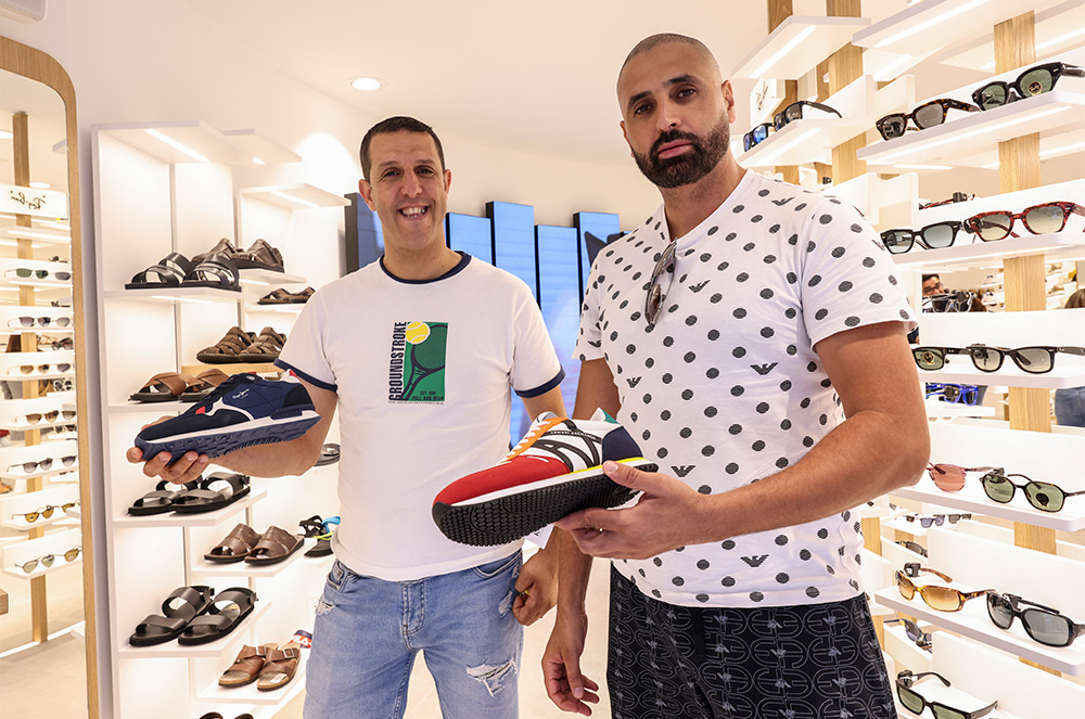 Clients a la botiga Façana Krack al Pas de la Casa