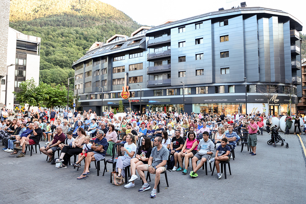 Públic al Concert de D-Covers al Ritmes Capital Musical