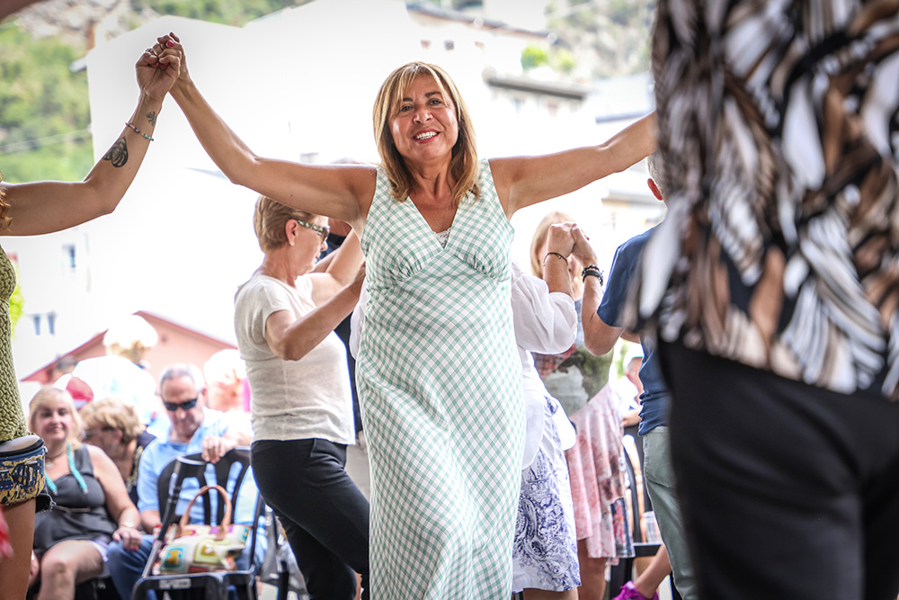 Conxita Marsol ballant sardanes a la Festa Major de Santa Coloma