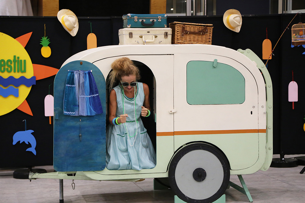 Espectacle Les vacances de madame Roulotte a càrrec de la companyia La Bleda celebrat al vestíbul del Centre cultural dins del programa d'actes d'A Ritme d'Estiu