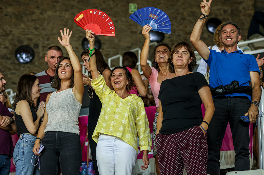 Afició espanyola a la Cerimònia de cloenda del Campionat Europeu de Patinatge Artístic