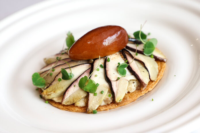 ‘Tarta’ fina de ceps, parmesà i fondant de foie per Odetti Bistró