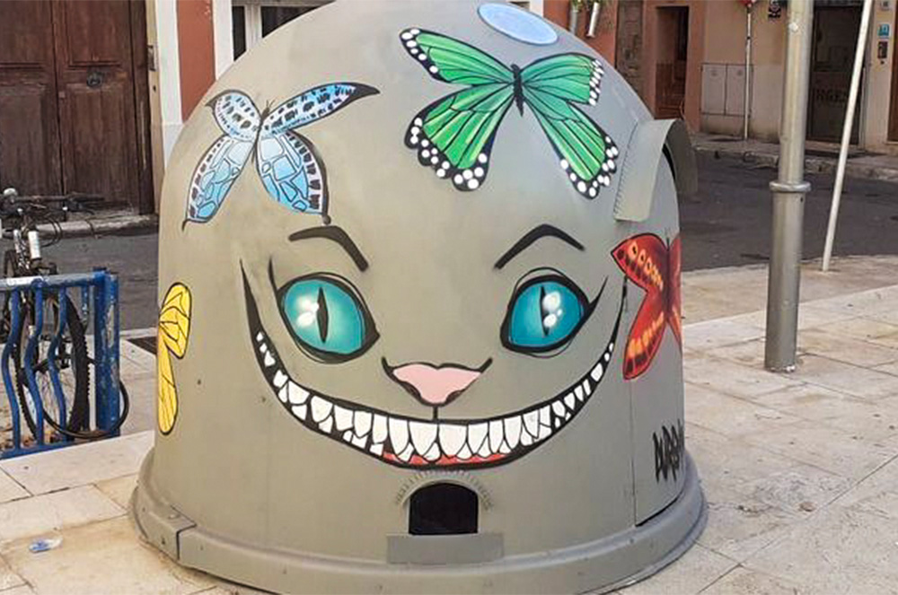 L’Ajuntament de Palma, a Mallorca, va reutilitzar contenidors de reciclatge per a reconvertir-los en refugis per als gats urbans · Foto: mallorcadiario.com