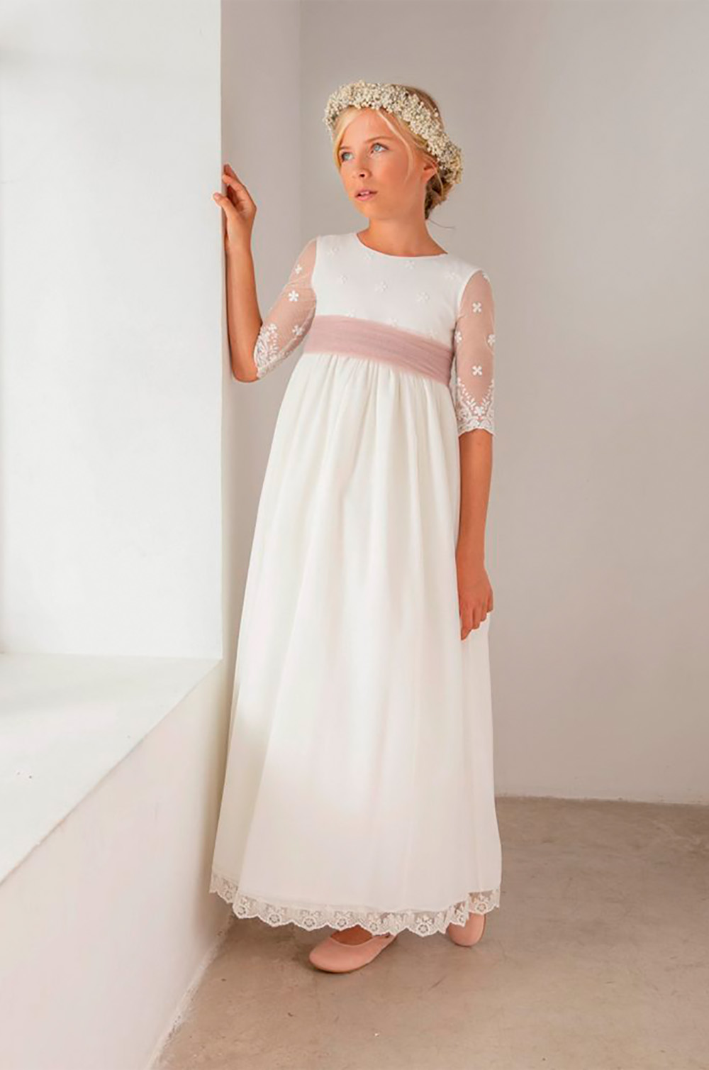 Vestits amb detalls d'encaix, punta o brodats