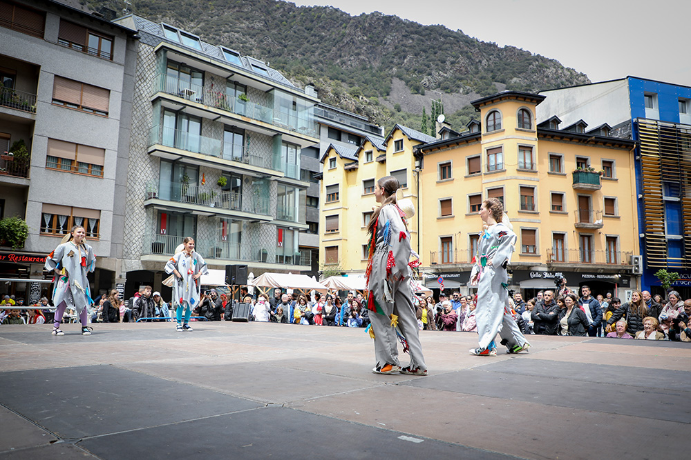 La Setmana de la Diversitat Cultural va omplir Andorra la Vella amb una celebració multicolor que va captivar els cors i les mirades de tots els visitants. Durant nou dies consecutius, del 15 al 23 de maig, la parròquia va acollir una sèrie d'activitats que van posar de manifest la gran varietat de cultures i tradicions que conviuen en la parròquia.