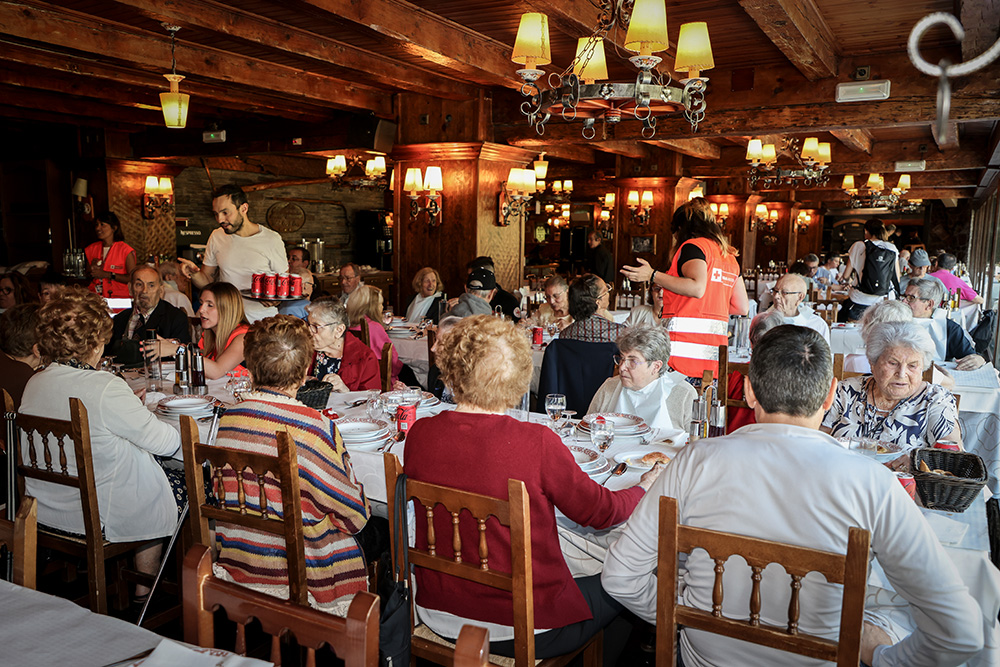 Usuaris de la creu roja jugant al Bingo a Os de Civís