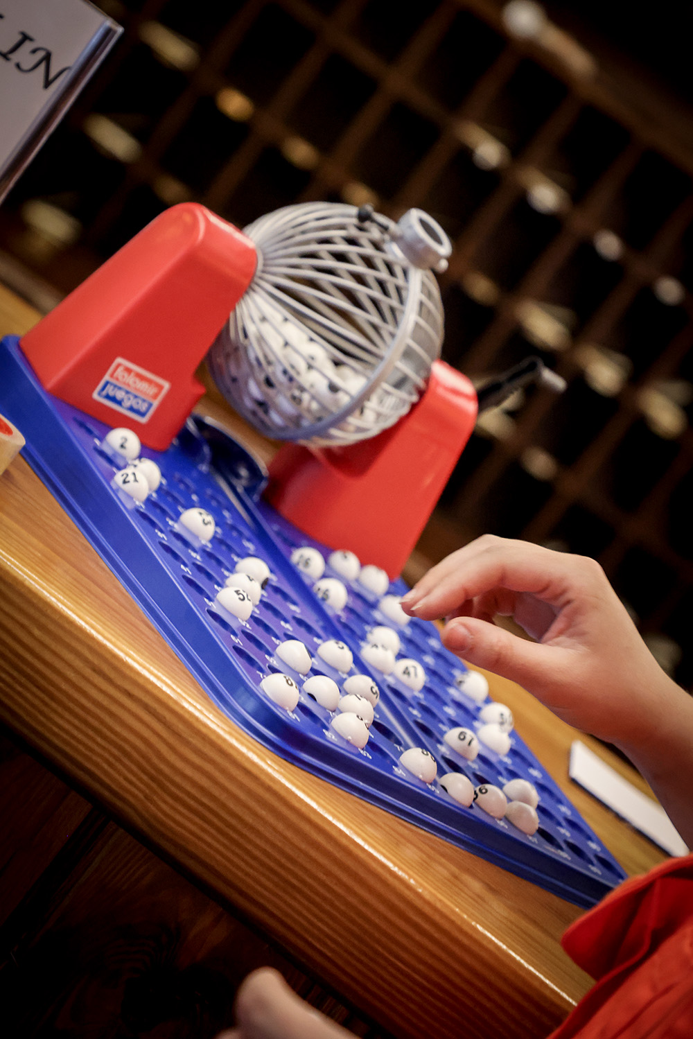 Usuaris de la creu roja jugant al Bingo a Os de Civís