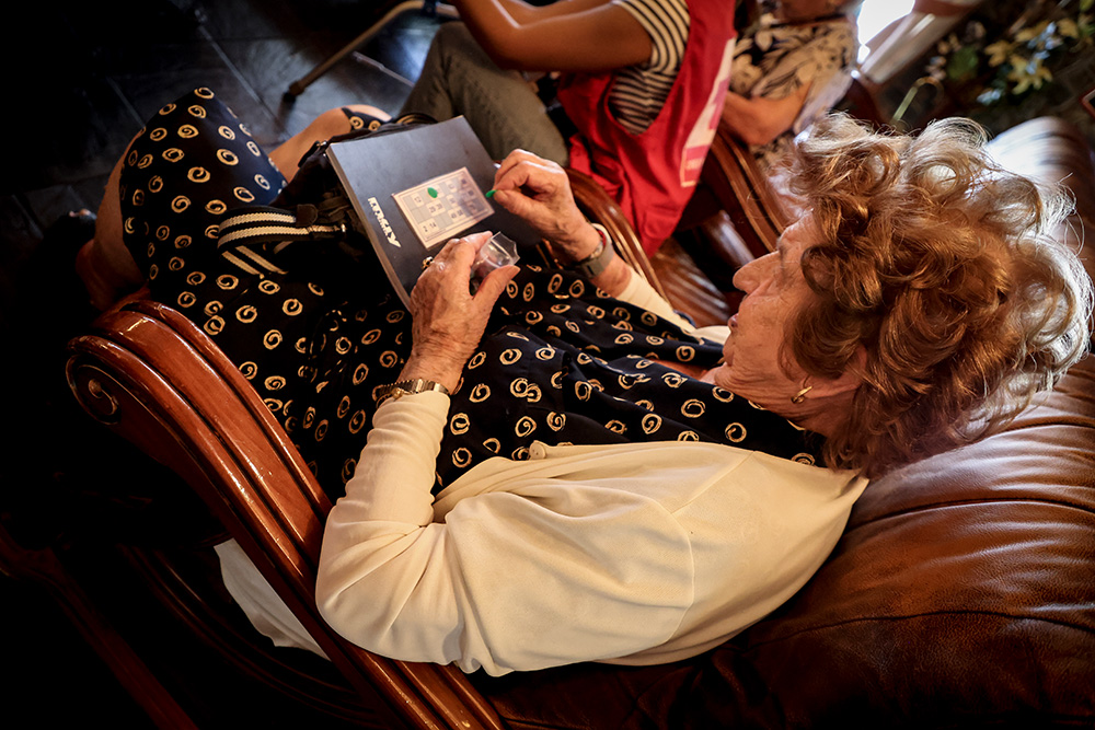 Usuaris de la creu roja jugant al Bingo a Os de Civís