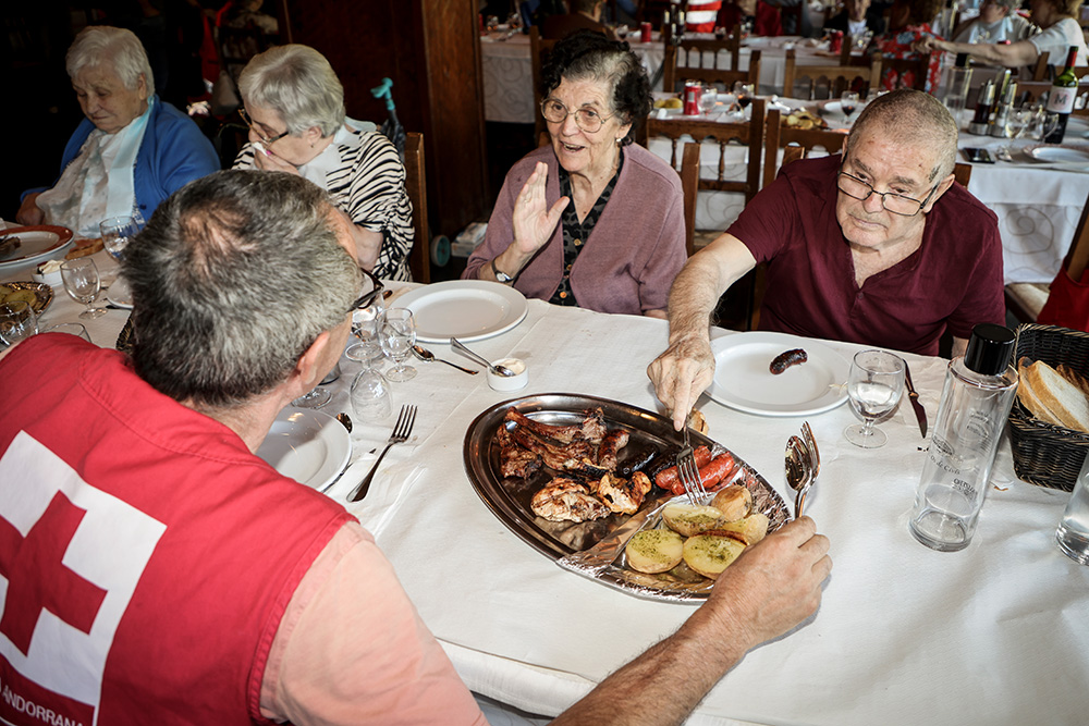 Usuaris de la creu roja jugant al Bingo a Os de Civís