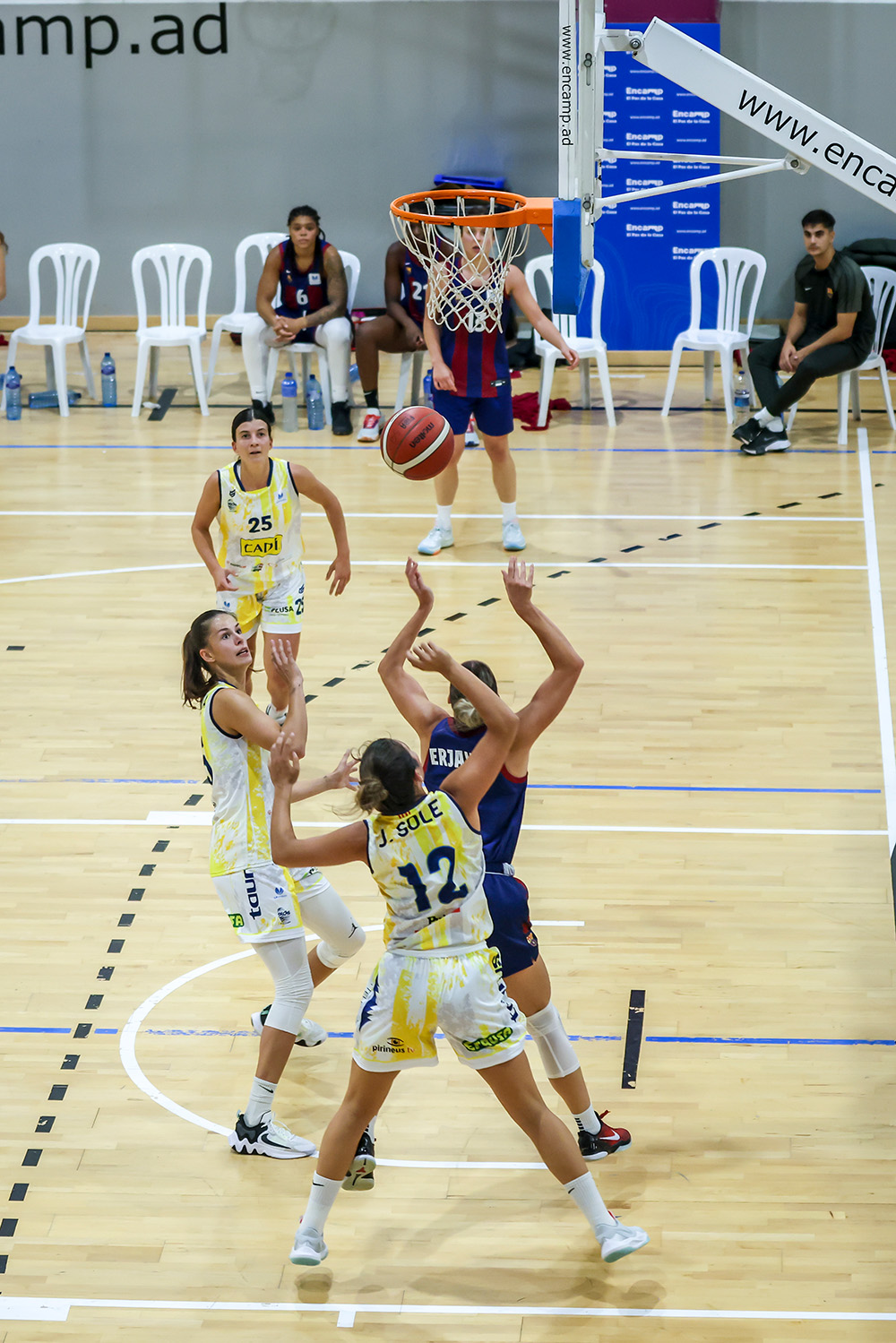 Instants del partit de bàsquet entre Barça CBS i Cadí La Seu