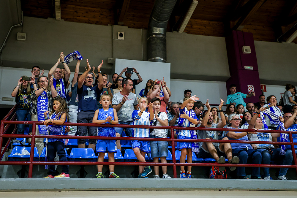 Instants del partit de bàsquet entre Barça CBS i Cadí La Seu
