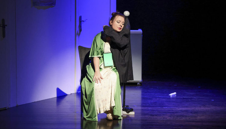 La dona sola obra de teatre