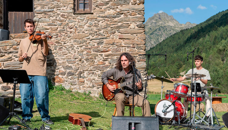 04-ESQUELLA INCLES WALKING MUSIC FESTIVAL 20250823 2