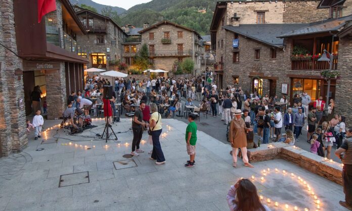 Més d’11.000 espelmes il·luminen Ordino en la Nit de la Candela