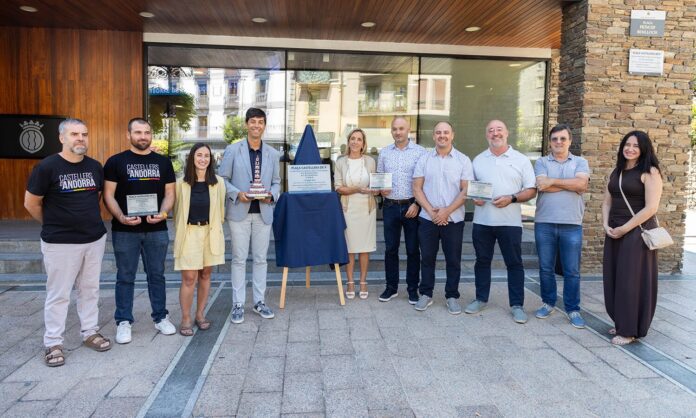 La plaça Príncep Benlloch immortalitza la ‘tripleta màgica’ de la Colla Vella dels Xiquets de Valls