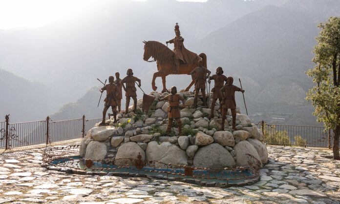 Auvinyà ret homenatge a Carlemany amb una nova escultura de ferro forjat