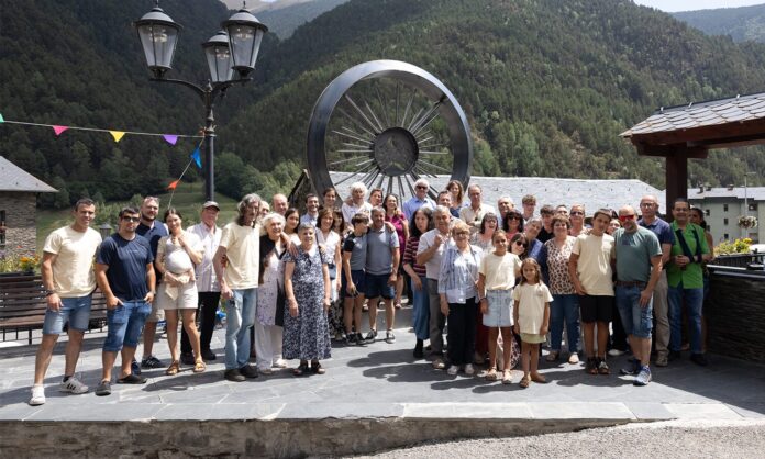 Llorts homenatja Bonaventura Adellach amb una escultura de Toni Cruz
